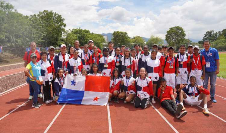 Representación de Panamá festejan el título regional. Foto: Pandeportes