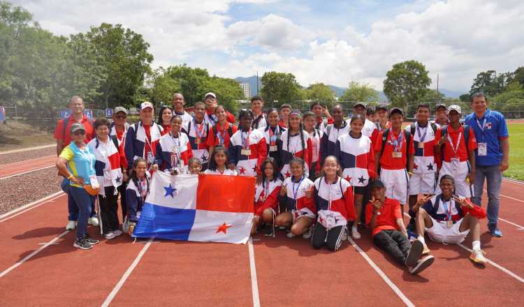 Representación de Panamá  festejan el título regional. Foto: Pandeportes