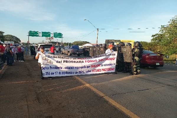 Los cierres ocurrieron a eso de las 06:00 de la mañana de este miércoles en reclamo de la deuda del Gobierno Nacional a ellos que supera los 100 millones de dólares. Foto. Melquiades Vásquez