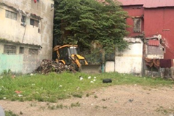 Han utilizado maquinaria para remover escombros de edificios abandonados. Foto. Diomedes Sánchez