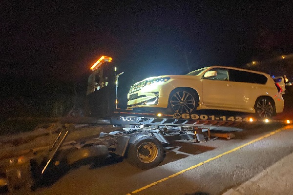 Los autos fueron removidos con grúas. Foto. Eric Montenegro