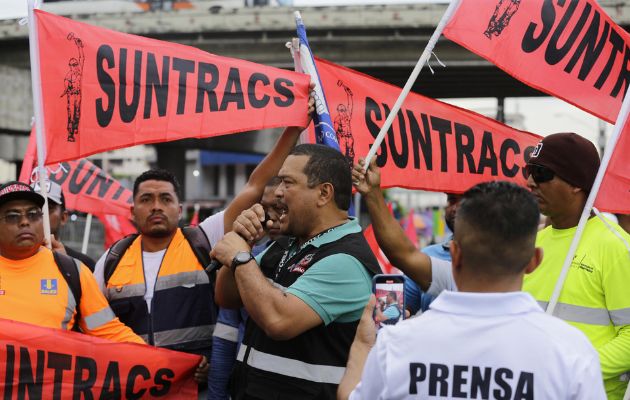 Grupos de trabajadores, ambientalistas y otros protestan en contra del Contrato Minero. Foto: EFE