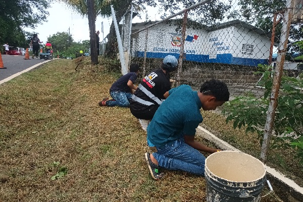 Los padres de familia y miembros de la comunidad remozan centro educativo de Quebrada Honda en Veraguas. Foto. Melquíades Vásquez