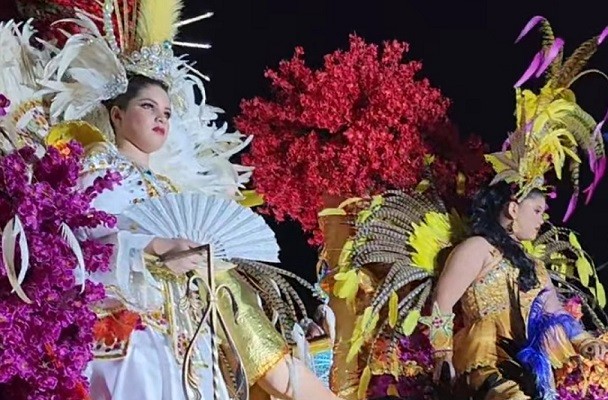 Las reinas se pasearon ataviadas con pollera de gala en majestuosos carros alegóricos. Foto: Thays Domínguez 