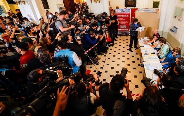 Medios registran el momento en el que el candidato  Javier Milei vota en la Universidad Tecnológica Nacional en Buenos Aires. Foto: EFE