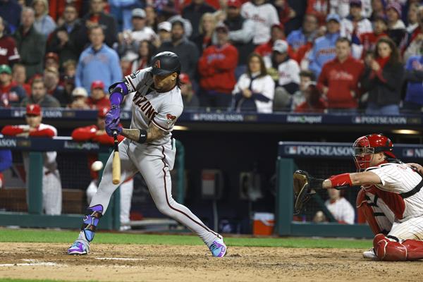 Ketel Marte de Arizona Diamondbacks (izq.) batea ante los lanzamientos de Orion Kerkering y el receptor del J.T. Realmuto (der.).  Foto: EFE