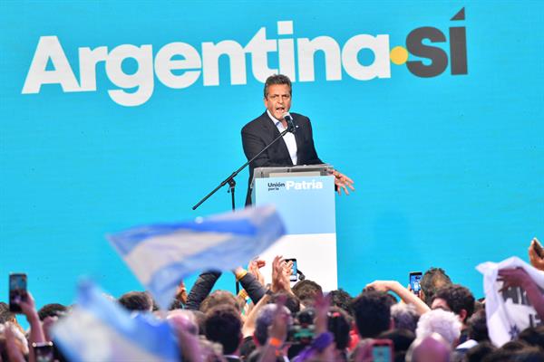 El candidato presidencial Sergio Massa habla tras conocerse los resultados de la primera vuelta de las elecciones argentinas.