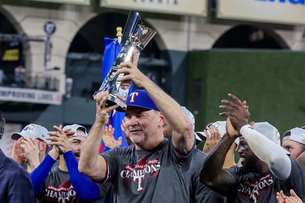  Bruce Bochy de los Rangers con el trofeo de campeón de la Liga Americana. Foto: EFE