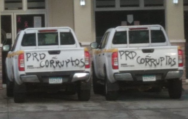 Los vándalos pintaron con letras negras mensajes antigubernamentales. Foto: Melquiades Vásquez