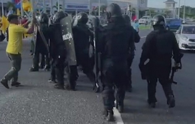 Enfrentamiento entre agentes del Control de Multitudes y docentes en Colón. Foto: Diomedes Sánchez  