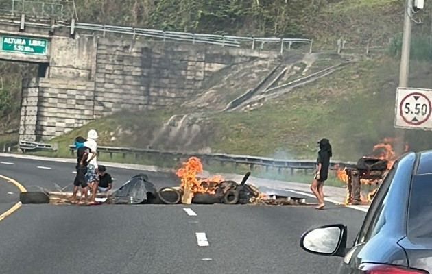Facinerosos queman llantas en la autopista Panamá-Colon. Fotos: Diomedes Sánchez