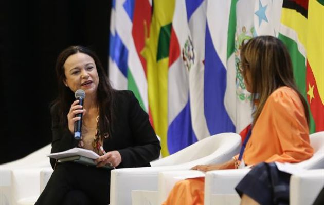 Andrea Meza (i), secretaria ejecutiva adjunta de la Convención de Naciones Unidas de la Lucha Contra la Desertificación (CNULD). Foto: EFE