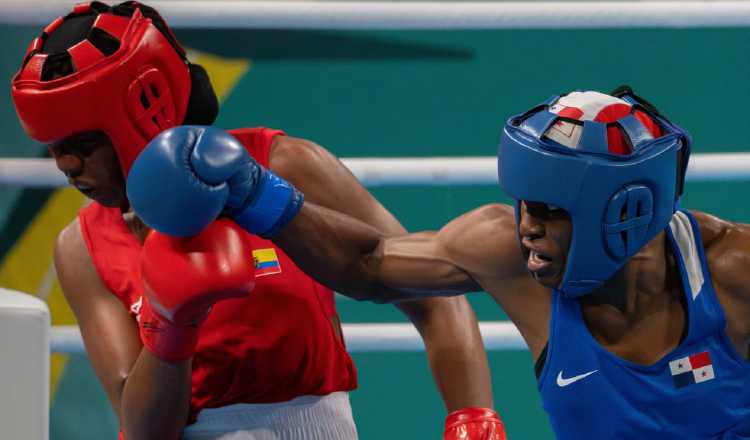 La panameña Atheyna Bylon (der.), conecta un golpe a Ingrith Maldonado en el boxeo femenino de los Panamericanos. Foto: COP