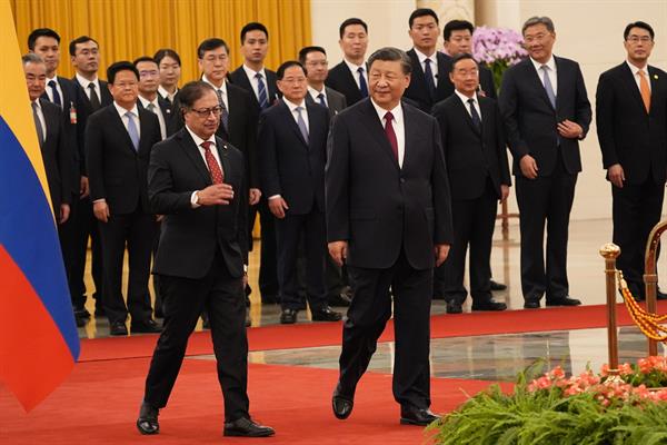 El presidente de Colombia, Gustavo Petro, y su homólogo chino, Xi Jinping.