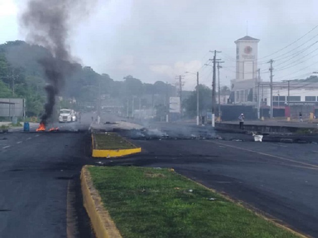 Transportistas de carga en esta zona, denunciaron ser objeto de robo por sujetos encapuchados. Foto: Diomedes Sánchez