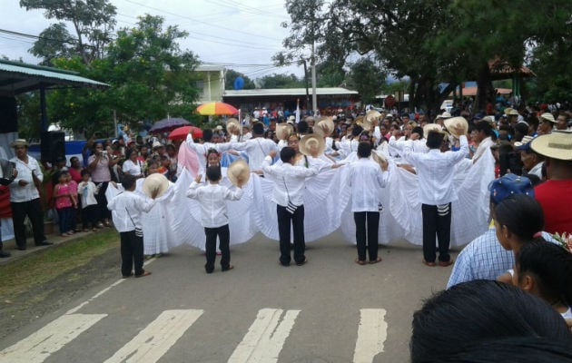 Miles de estudiantes se preparan para el desfile. Foto: Grupo Epasa