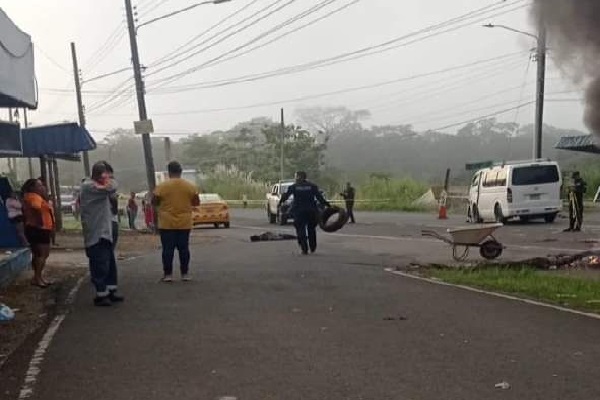Al lugar llegó la Policía Nacional del tránsito para proteger la escena de este accidente vehicular, con esta persona fallecida. Foto. Diomedes Sánchez
