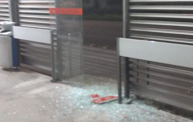 Vandalizaron una de las puertas de las zonas pagas del Metrobús. 