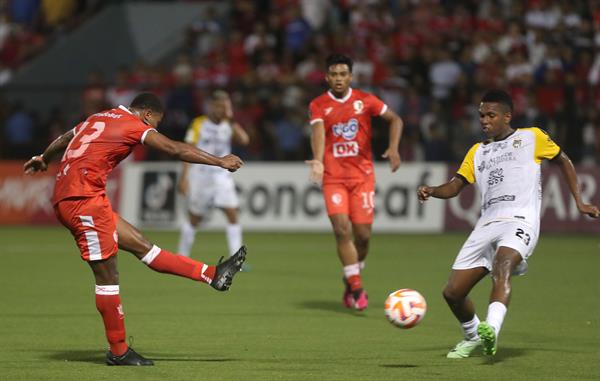  Arley Bonilla (i) de Real Estelí disputa el balón con Héctor Humberto Hurtado (d) del CAI. Foto: EFE