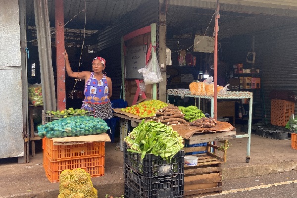 El saco de papa se elevó de $17.00 a $35.00, mientras que la zanahoria pasó de $20.00 a $40.00, un incremento que irremediablemente ha debido trasladar a los clientes. Foto. Eric Montenegro