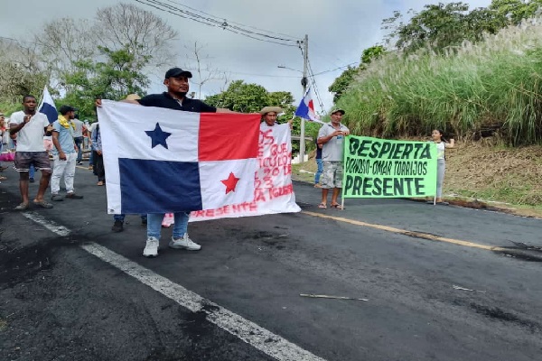 La vía comunica los distritos de Chagres y Donoso, estuvo varias horas cerradas, pero fue despejada por los agentes de Control de Multitudes de la Policía Nacional.