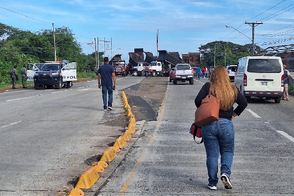 Los usuarios han tenido que apoyarse con sus vecinos o el transporte selectivo que los acerca a un área donde puedan encontrar un transporte que los lleve a su destino. Foto. Thays Domínguez