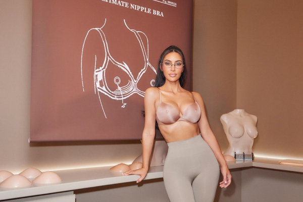 Kim Kardashian usando la peculiar prenda. Foto: Instagram / @skims