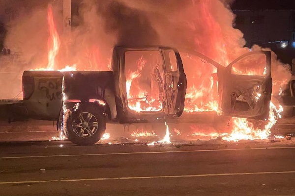 Unos siete vehículos de propiedad del estado fueron quemados. Foto. Melquíades Vásquez