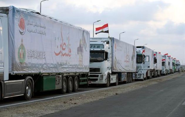 Camiones con ayuda humanitaria se acumulan en la frontera de Egipto con la Franja de Gaza. Foto: EFE