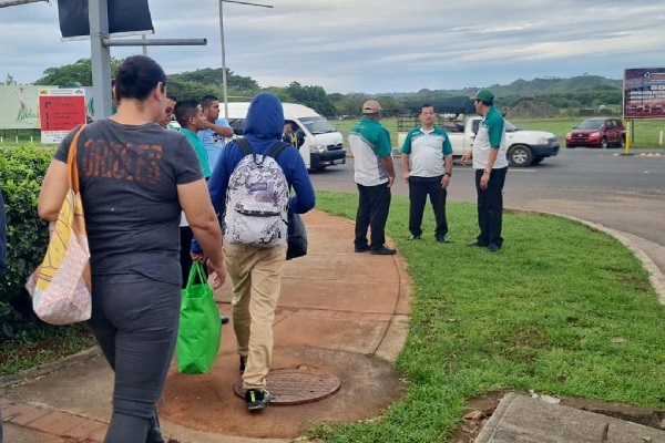 Alaciudadnía a lo largo de estos días no le ha quedado otro remedio que caminar ante la falta de transporte. Foto Thays Dompínguez