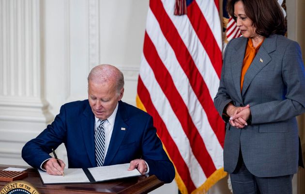  Biden firma una orden ejecutiva para controlar el desarrollo de la inteligencia artificial. Foto: EFE