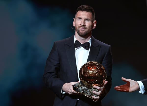 Messi recibe el Balón de Oro. Foto: EFE