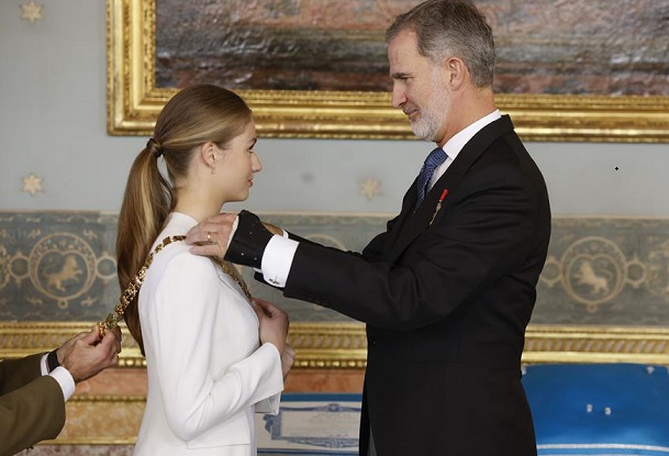 El rey Felipe impone el Collar de la Orden de Carlos III a la princesa Leonor. Foto: EFE