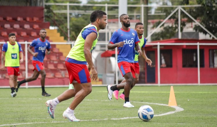 José 'Gasper' Murillo con el balón en los entrenamientos del equipo panameño. Foto: Fepafu