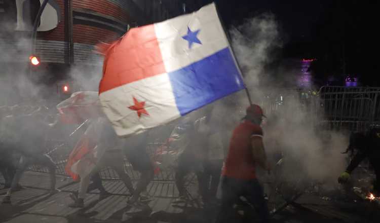 El epicentro de las protestas de ayer fue la sede de la Asamblea, donde la policía dispersó con gases lacrimógenos a los manifestantes. Foto: Víctor Arosemena 