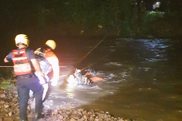Cuatro personas fueron rescatadas al quedar atrapadas por la crecida del río Chirigagua, distrito de Boquerón. Foto. Sinaproc Cuatro personas fueron rescatadas al quedar atrapadas por la crecida del río Chirigagua, distrito de Boquerón. Foto. Sinaproc