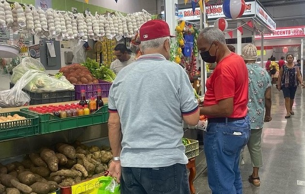 Consumidores señalan que algunos productos ya registran un alza de precios. Foto: Thays Domínguez