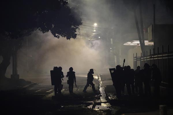 Enfrentamientos entre manifestantes y Policía Nacional.