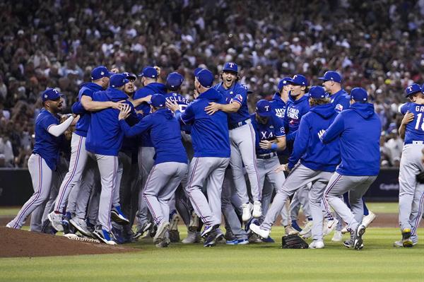 Jugadores de los Rangers festejan el título de las Grandes Ligas. Foto:EFE