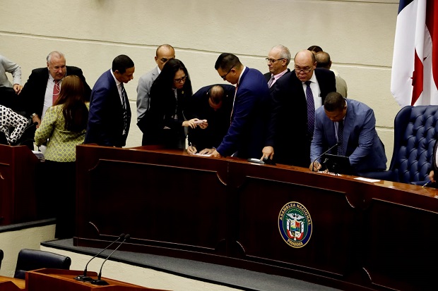 El acuerdo llegado fue por consenso, luego de varias horas de reunidos los diputados. Foto: Víctor Arosemena