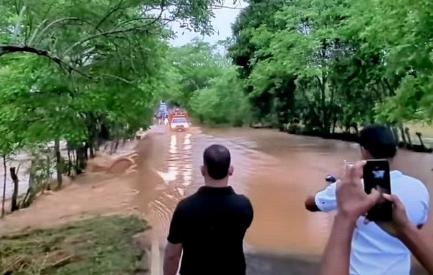  En el área de El Sesteadero, la fuerte corriente pasó por encima de un vado, imposibilitando el paso. Foto: Thays Domínguez