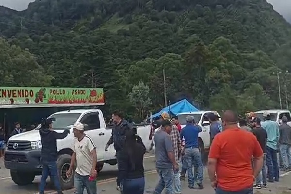 Los productores y residentes de Tierras Altas, hartos delos cierres y dela intransigencia de los manifestantes tomaron la decisión de abrirse paso por la fuerza. Foto. Cortesía