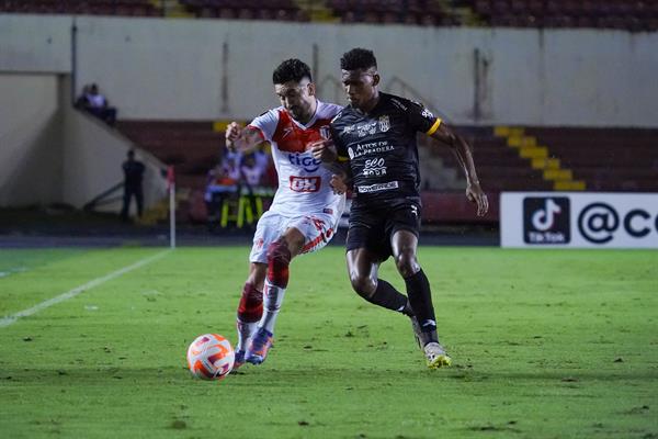 Orman Davis del CAI de Panamá (der.) disputa el balón contra Abel Méndez del Real Estelí F de Nicaragua. Foto: EFE