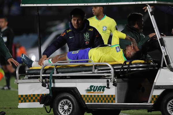 Neymar se recupera de su operación. Foto: EFE