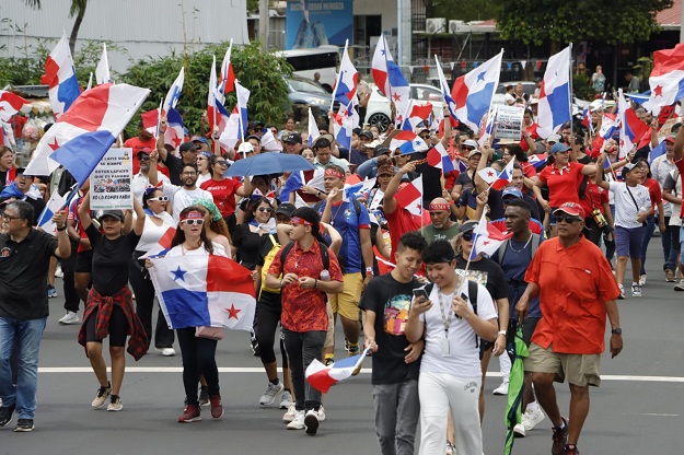 Las protestas siguieron este 3 de noviembre, aunque con aspecto festivo por la fecha. Foto: Víctor Arosemena