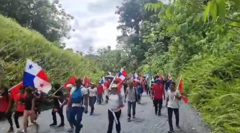 Manifestantes que caminaron hacia las instalaciones de la mina de cobre. Foto/Redes sociales.
