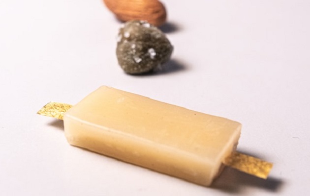 They create the first edible battery;  there are almonds and algae