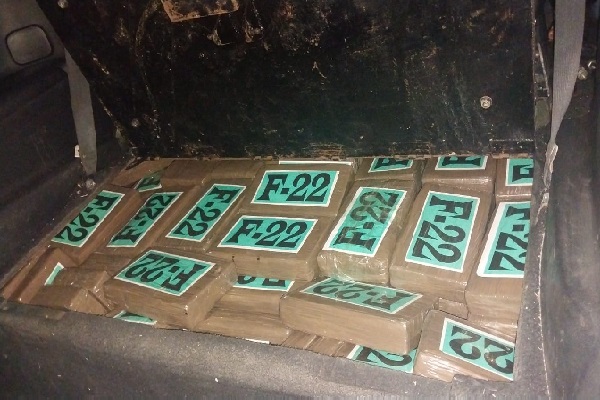 En el vehículo las autoridades encontraron unos 200 paquetes de sustancia ilícita. Foto. Cortesía Proteger y Servir