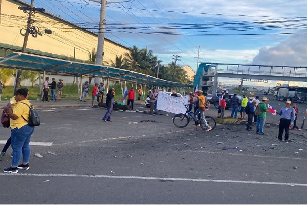 Este cierre ha provocado la interrupción en el libre tránsito de varios puertos marítimos en el área de Coco Solo que operan las 24 horas del día. Foto. Diomedes Sánchez