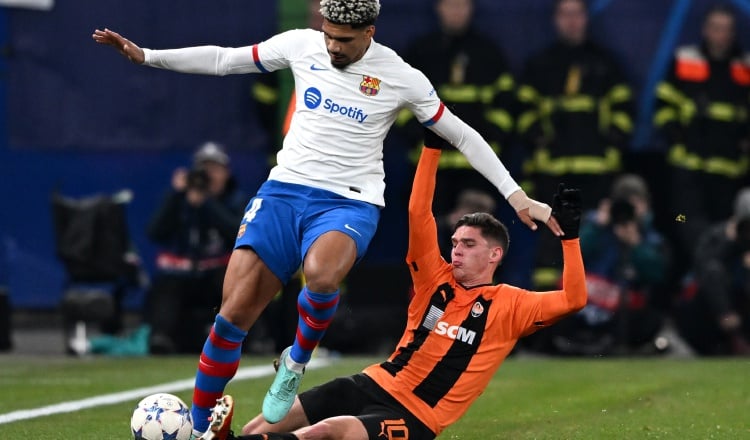 Ronald Araujo del Barcelona (izq.) dipusta el balón contra  Georgiy Sudakov del Shakhtar Donetsk's en la Champions League. Foto:EFE